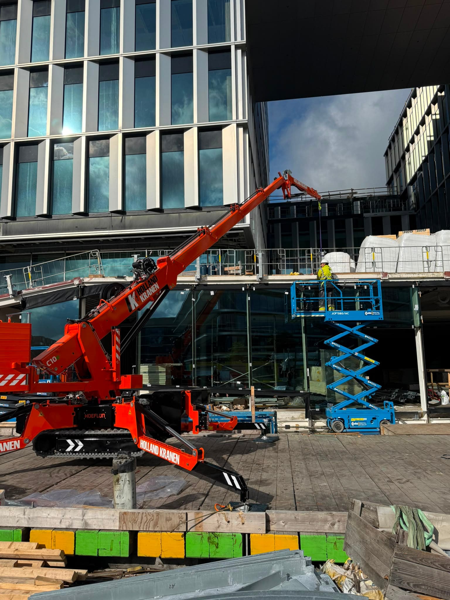 Holland Kranen minikraan aan het werk bij nieuwbouw kantoorpand